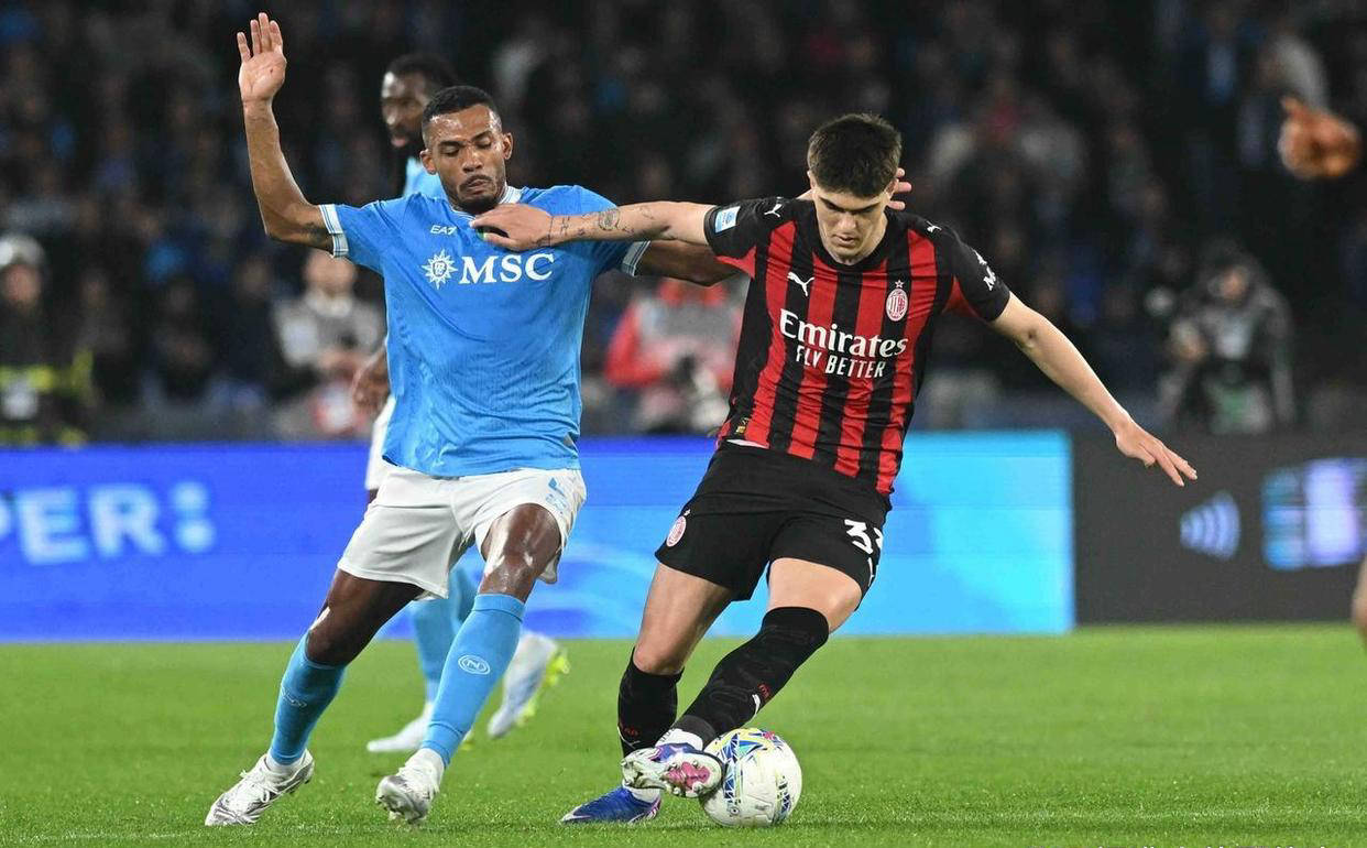 意甲焦点战：AC米兰客场0-1憾负那不勒斯，巴尔泰吉防守失误再受考验